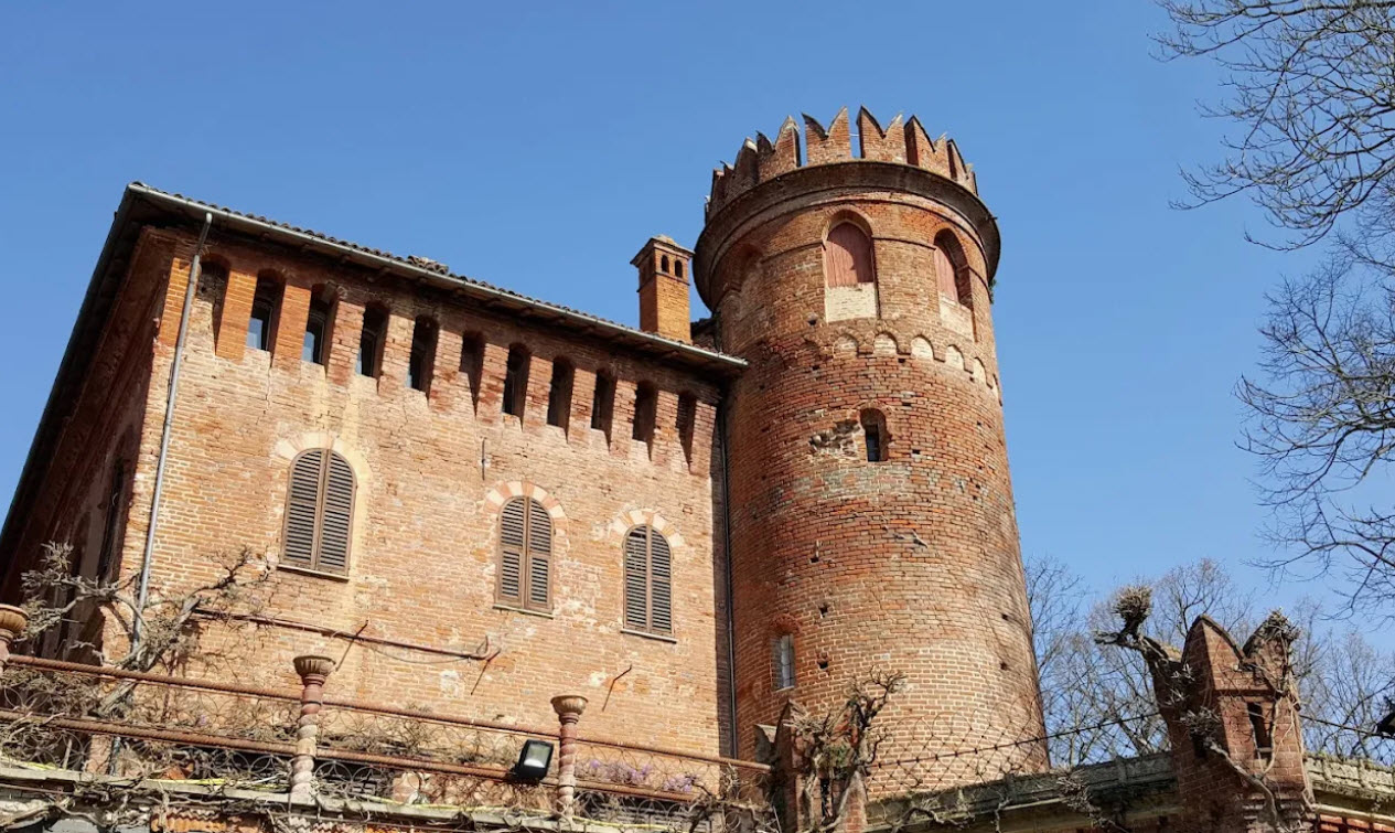 Castello di Redabue, Italy